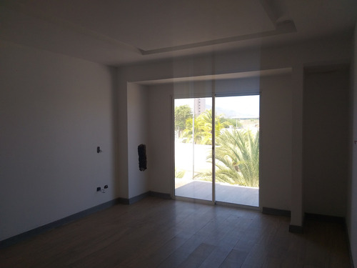 Imagen 3 de 12 de Townhouse En Margarita, Urb Costa Azul. Amplio, Cómodo
