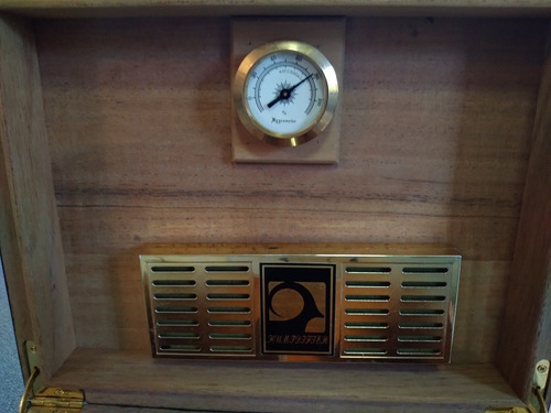 Imagen 6 de 10 de Humidor De Cedro Hecho A Mano Con Tapa Decorada 150 Habanos