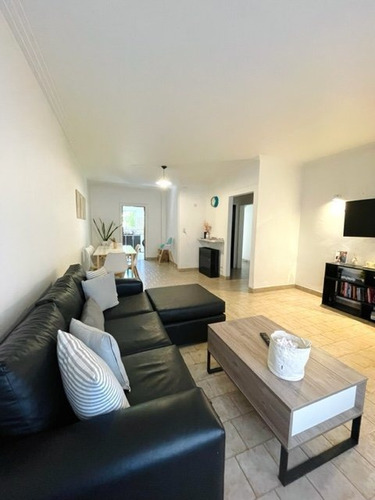 Venta Vivienda Multifamiliar De 6 Amb.c/ Local,parque Y Quincho. Barrio Chauvin. Sobre Lote Propio.