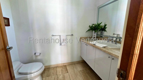 Venta Espaciosa Casa En La Urbanizacion Cerrada En La Floresta #25-20141 Ijp