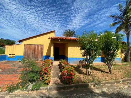 Se Vende Casa 582m² 4h/3b/4p, Playa El Agua - Nueva Esparta