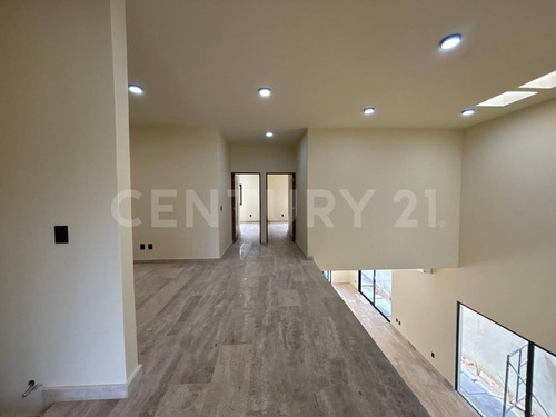 Residencia De Lujo En Vía Cumbres Con Amplios Espacios Y Exclusividad