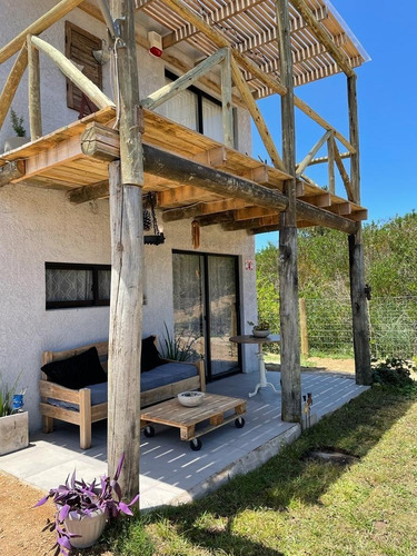Inmobiliaria Costa Azul Vende Casa Reciclada A Nueva, Ubicada En Punta Rubia.
