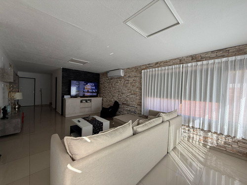 Vende Casa Gerencial B° Manzanos - 3 Dormitorios