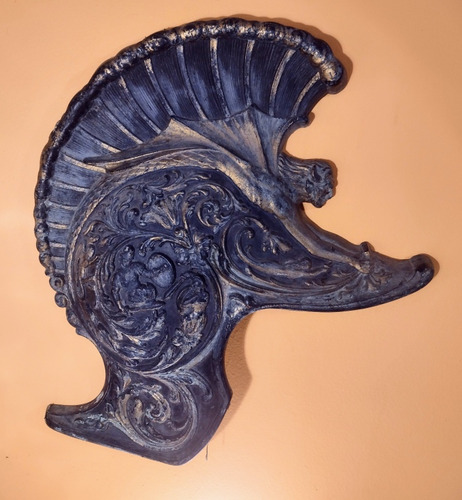 Lindo Capacete Elmo Medieval Formato Quadro Em Resina 44 Cm