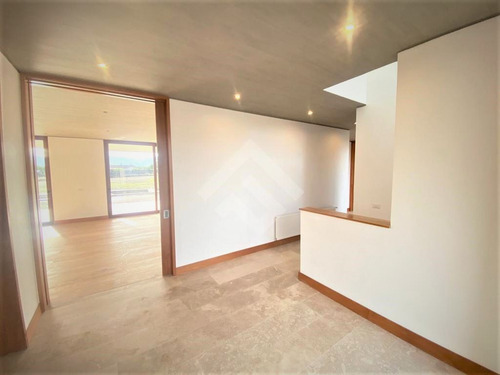 Casa En Arriendo De 5 Dorm. En Colina