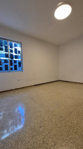 Casa En Alquiler. Los Palos Grandes. 350 Mt, 4h+s/4b+s/2e