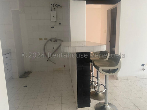 Imaginate Vivir En Una Zona Tranquila Y Fresca En Un Amplio Y Comodo Apartamento Con Espaciosas Habitaciones, Excelente Distibucion Para Aprovechar Al Maximo Sus Ambientes.