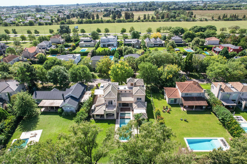Casa En Venta Barrio Los Jazmines, Pilar Del Este