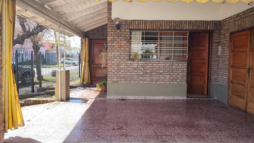 Casa En Venta - 4 Dormitorios 3 Baños - Cocheras - 350mts2 - Quilmes Oeste