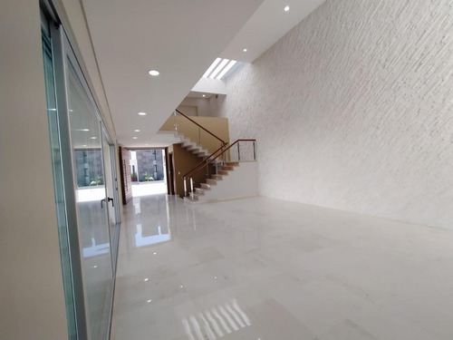 Casa Amplia En Venta En Fracc. Las Palmas Green, Medellín, Con Alberca