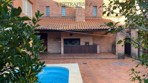 Casa En Venta Con Piscina, 3 Dorm, 4 Baños, Garaje-colón