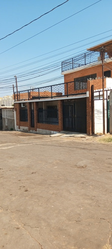 Casa De Tres Pisos En Venta, En Av El Milagro Con Av 5 De Ju
