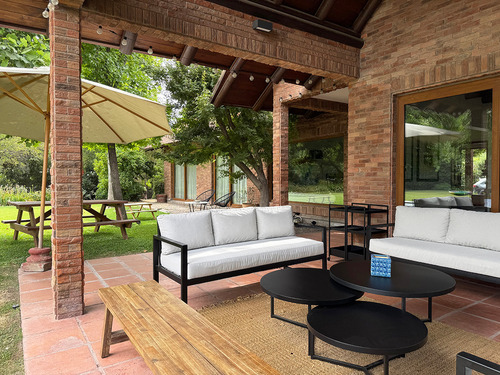 Casa Chilena | 5 Dormitorios + Estar Y Servicio