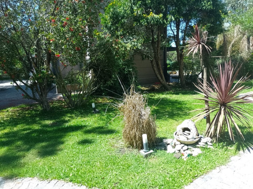 Casa En Venta De 3 Dormitorios C/ Cochera En El Lauquen