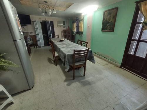 Excelente Casa, Sobre Calle Ferré(céntrica)