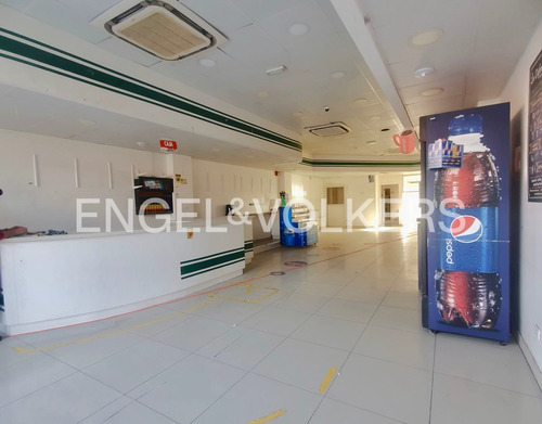 Local 142 M2 En Strip Center - Sector Norte