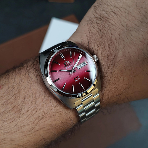 Relógio Orient Heritage Automático 3 Estrelas Yn6ss001 W1sx Correia Prateado Bisel Prateado Fundo Vermelho