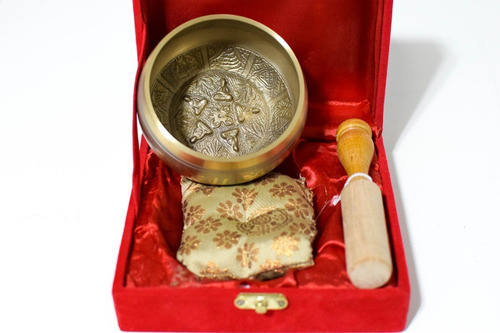 Imagen 2 de 3 de Cuenco Tibetano 7 Metales Nepal Tallado 10,5 Cm Con Baqueta