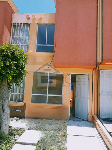 501.b1.vr.3. Casa En Heroes De Tecámac Ii Con 2 Recamaras 1 Baño, Cajon De Estacionamiento Tambien Cuenta Con Dos Niveles, Patio Trasero , Buena Ventilación E Iluminación Con Supermercados Cercanos