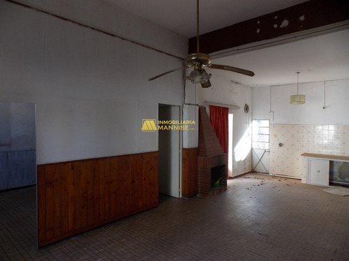 Gran Local Con Apartamento En Esq. Único De Su Tipo.