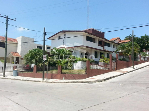 Imagen 1 de 1 de Casa - Lomas De La Aurora - Zona Dorada - Jardín - 3 Recamaras - 3 Baños