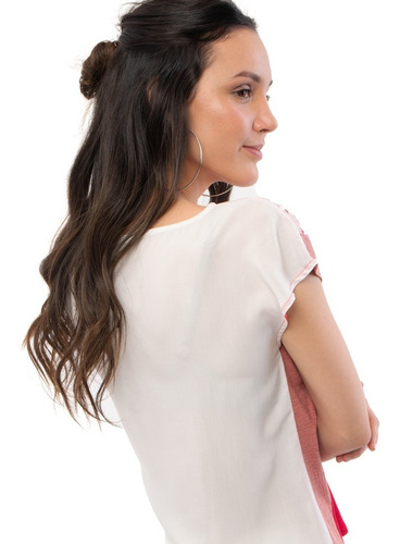 Remera De Viscosa Con Recortes Mia Loreto Modelo Epífita