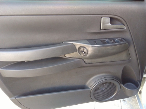 Imagem 8 de 9 de Volkswagen Fox 1.0 Vht Plus Total Flex 5p 2010