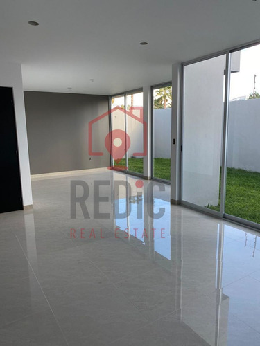 Imagen 2 de 14 de Casa De Estilo Moderno De 3 Hab. En Juriquilla