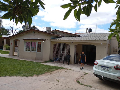 Casa En Venta - 4 Dormitorios 3 Baños - 9 De Abril