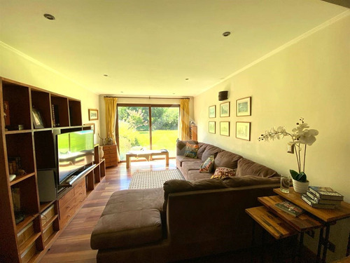 Casa En Venta De 5 Dorm + Estar Y Subt. En Las Brisas Co