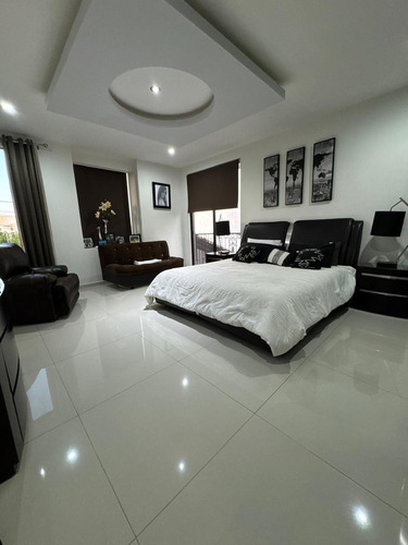 En Venta Espectacular Residencia En Los Bosques