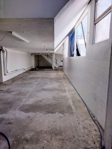 Oficinas En Liniers Con Multiples Salones Con Patio