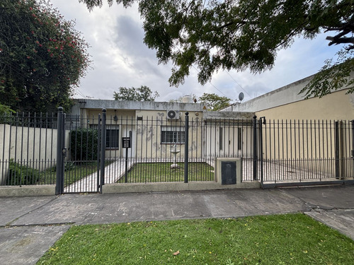 Casa 2 Dormitorios, Amplio Jardín Con Galpón Y Dpto Al Fondo