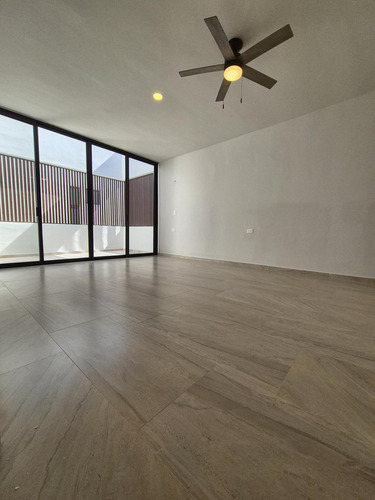 Residencia En Venta, Completamente Lista En Privada Con Casa Club De Lujo!