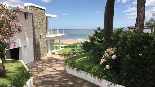 Exclusiva Casa Sobre La Playa De Solanas. Excelentes Vistas, Piscina Y Parrillero Con Vista Al Mar. - Ref: 5678