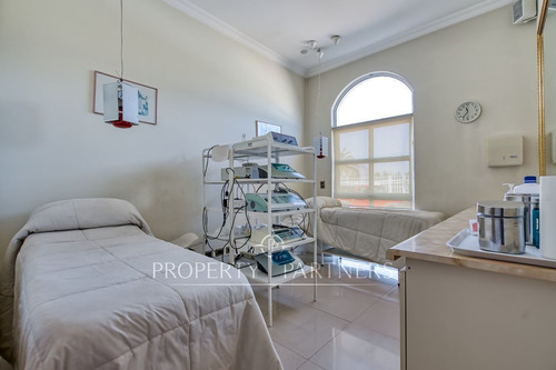 Arriendo, Centro De Salud Con Excelentes Instalaci...