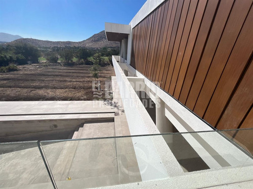 Casa En Venta De 4 Dorm. En Las Brisas De Chicureo