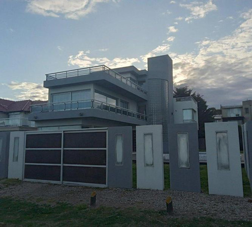 Casa De 4 Ambientes Con Piscina In-out Pinamar