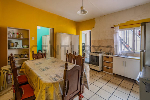 Casa De 3 Ambientes Con Jardín, Patio Y Terraza Lote Propio En Sarandí
