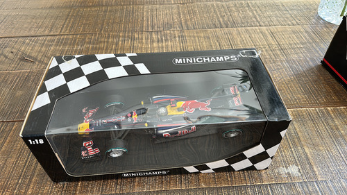 F1 Red Bull 1:18 S Vettel Campeon 2010 Minichamps Abu Dhabi Azul (Usado)
