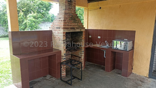 Hermosa Casa, Con Amplios Y Bellos Espacios Destinados A La Recreacion 23-31300 Eloisa Mejia