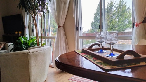 Venta De Excelente Departamento De Dos Dormitorios En Barrio Residencial, Apto Uso Turístico.