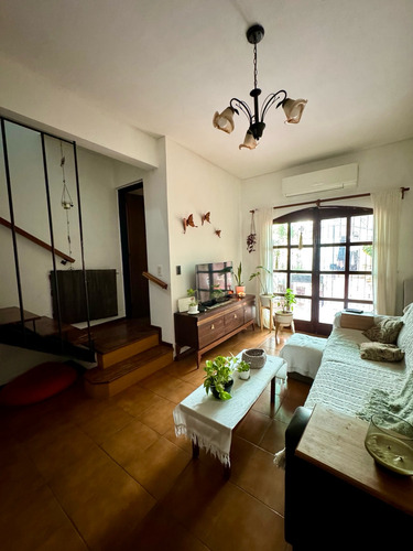 Duplex En Excelente Estado Sobre Calle Medina, Caseros Centro