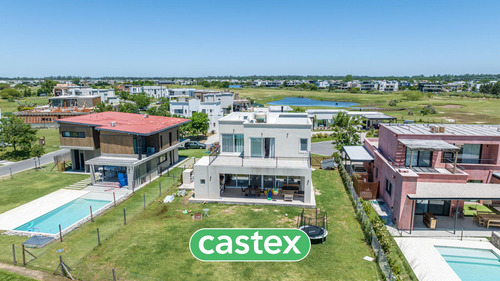 Casa En Venta En El Canton Golf