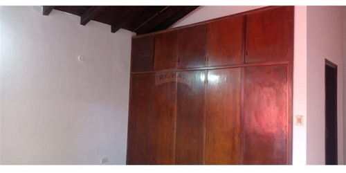Vendo Casa En Pleno Centro De Encarnación: 6 Habitaciones Y 3 Baños.
