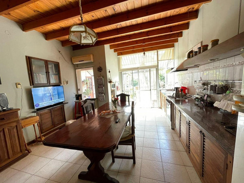 Casa En Venta - 4 Dormitorios 2 Baños - 200mts2 - Azul