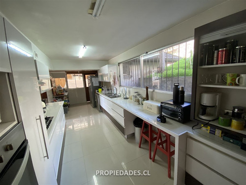 Casa En Venta De 4 Dorm. En Las Condes