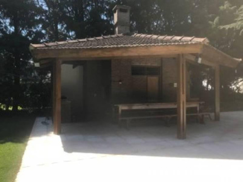 Solida Construcción Sobre Gran Predio En Country San Diego