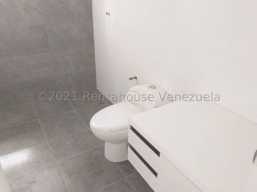 Imagen 8 de 26 de Mls #22-13462 Estupendo Pb De 214 M2, En Exclusivo Condominio De Lujo Ubicado En La Urbanización Las Mercedes. Consta De 104 M2 De Apartamento Más 110 M2 De Jardín. Afm.
